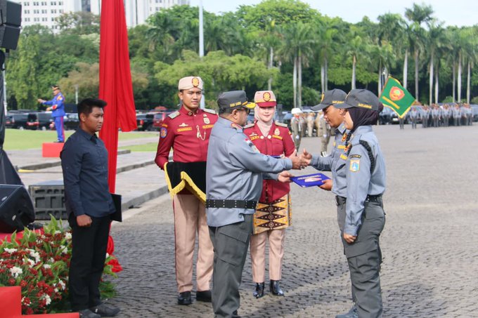 Rano Karno Kukuhkan 5.340 Linmas, Siaga 24 Jam Jamin Keamanan Warga Jakarta